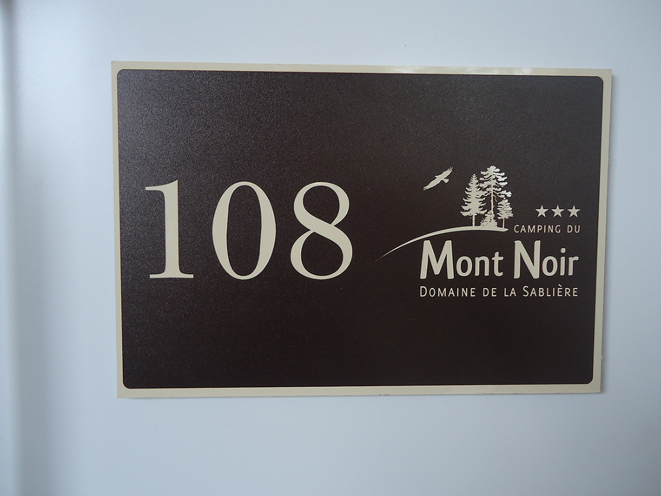 panneau de signalisation plaque numéro de place camping mont noir