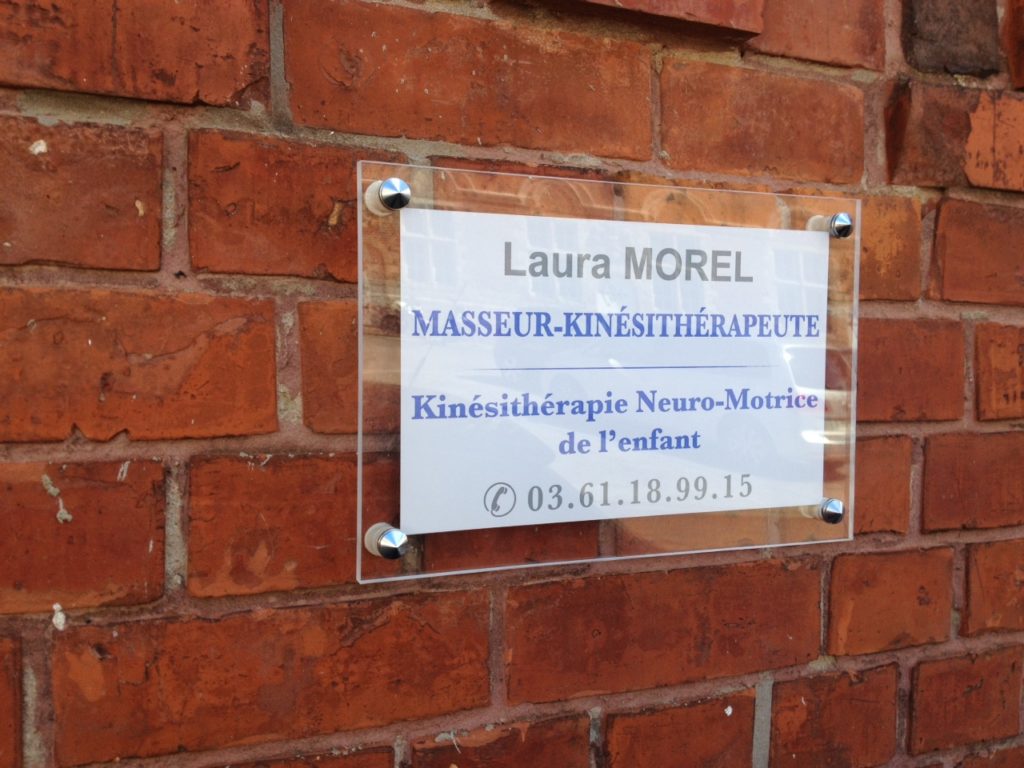 réalisation plaque plexi kinésithérapeute hazebrouck