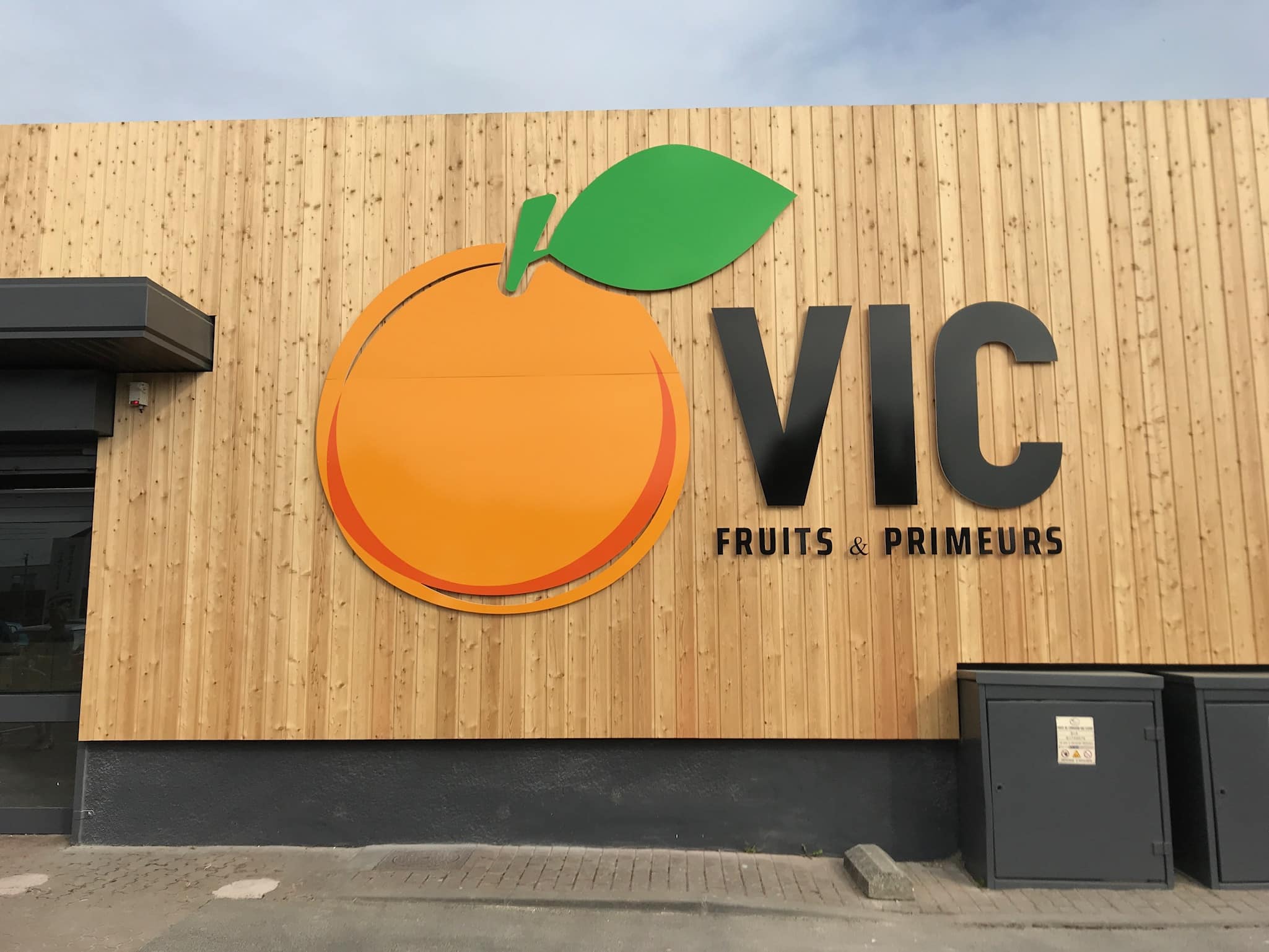enseigne panneaux lettres découpées vic