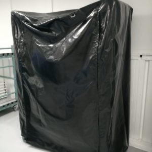 housse_en_bache_noir_protection_etagere